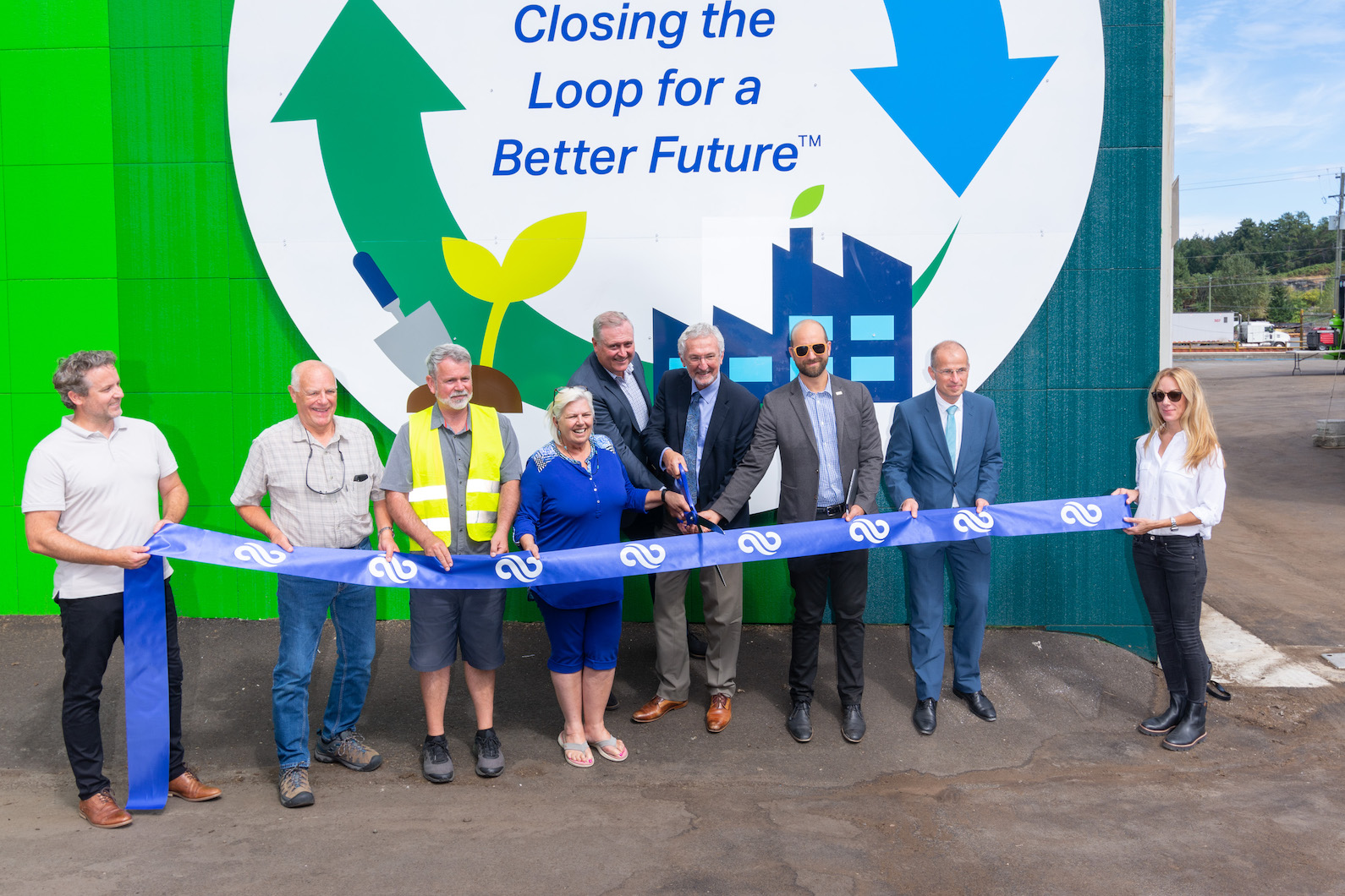 Convertus Ribbon Cutting group of Employees